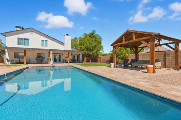 Mesa Family Retreat * Pool * Yard * Pet Friendly